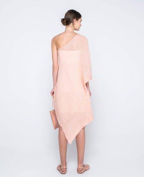 Ioanna_Kourbelan_100__puuvillaa_oleva_olkapaan_paljastava_mekko_