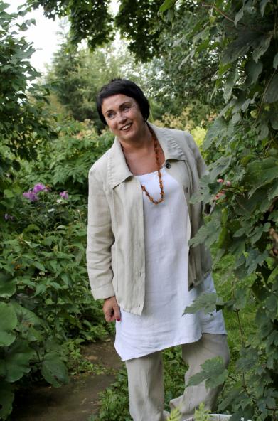 Pellavatunika__jossa_kaytannollisyys_on_huomioitu_sivusaumoihin_ommelluilla_taskuilla_