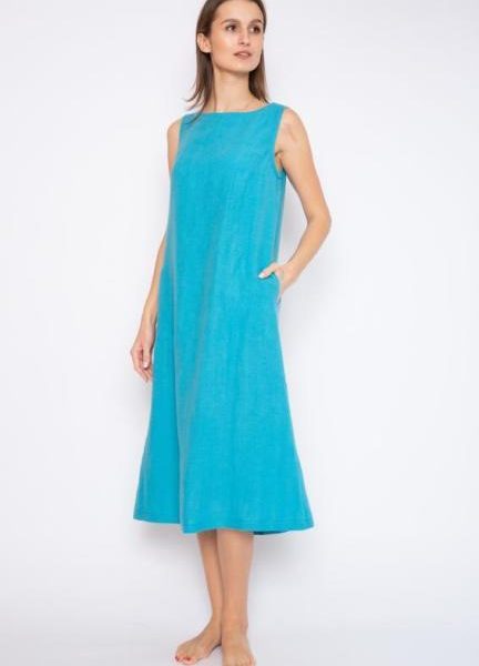 Naisten_pitka_pellavamekko__loysa_malli_mitaa_kankaan_mukavasti_liikkuvana_kuumassakin_ilmassa_