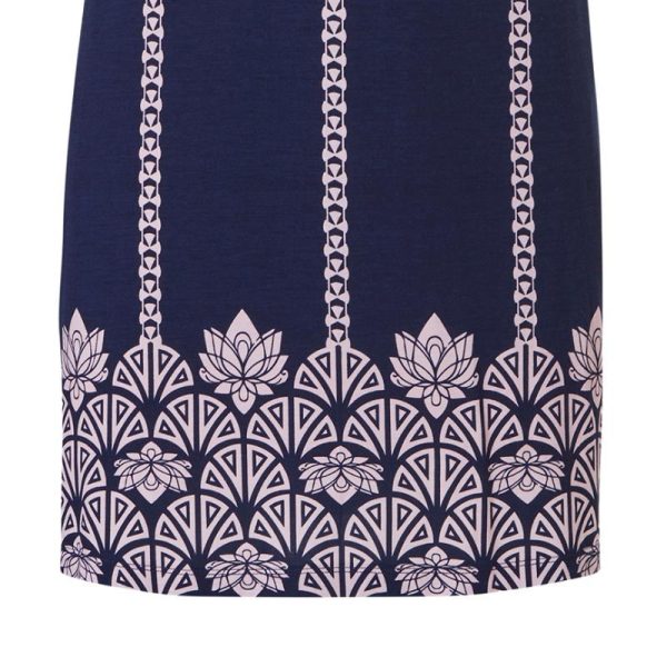 Lyhythihainen_tummansininen_trikoomekko__v_punainen_printti_helmassa