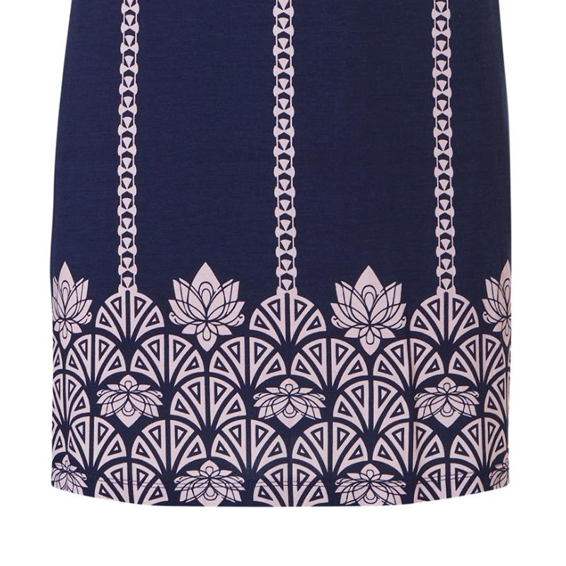 Lyhythihainen_tummansininen_trikoomekko__v_punainen_printti_helmassa