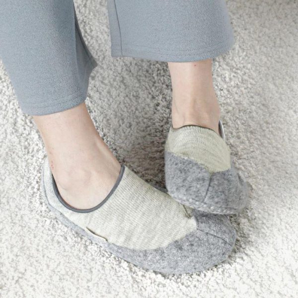 Aikuisten_merinovillaiset_kotitossut_jarrupohjalla