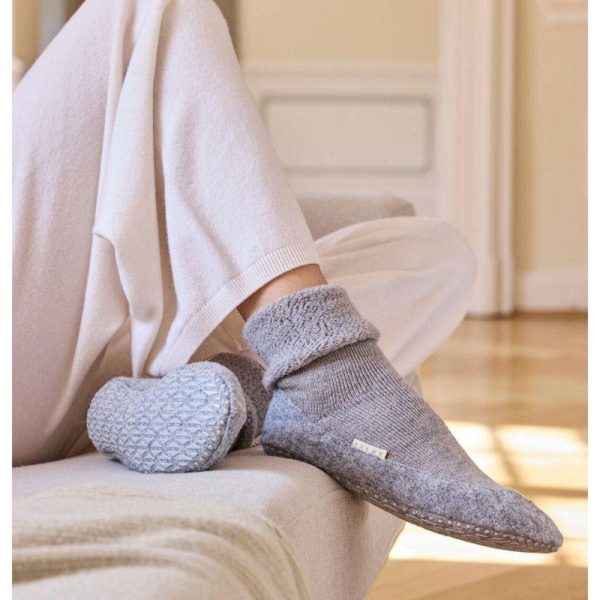 Aikuisten_merinovillatossut_jarrupohjalla